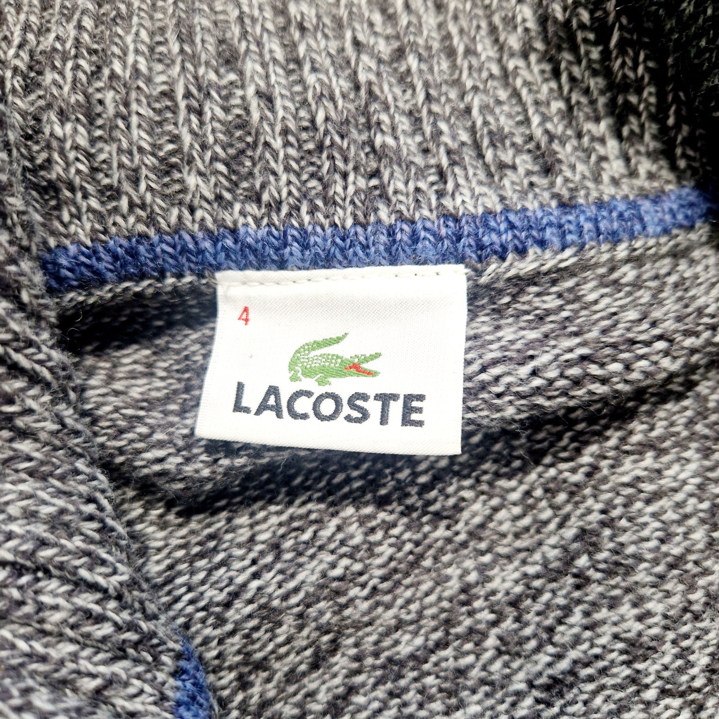 Einzigartiger und nachhaltiger Vintage Cardigan in grau mit Streifen. Unique and sustainable vintage cardigan in grey with stripes. Tag.