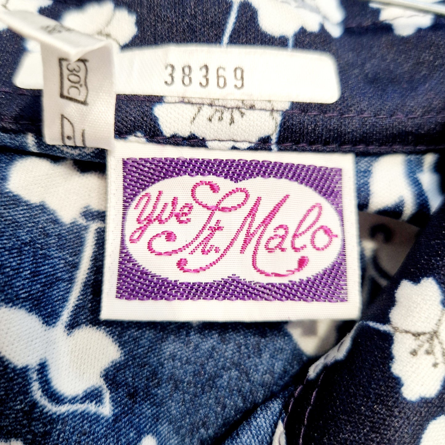 Einzigartige und nachhaltige Vintage Bluse in dunkelblau-weiss mit Blumen. Unique and sustainable vintage blouse in dark blue-white with flowers. Tag.