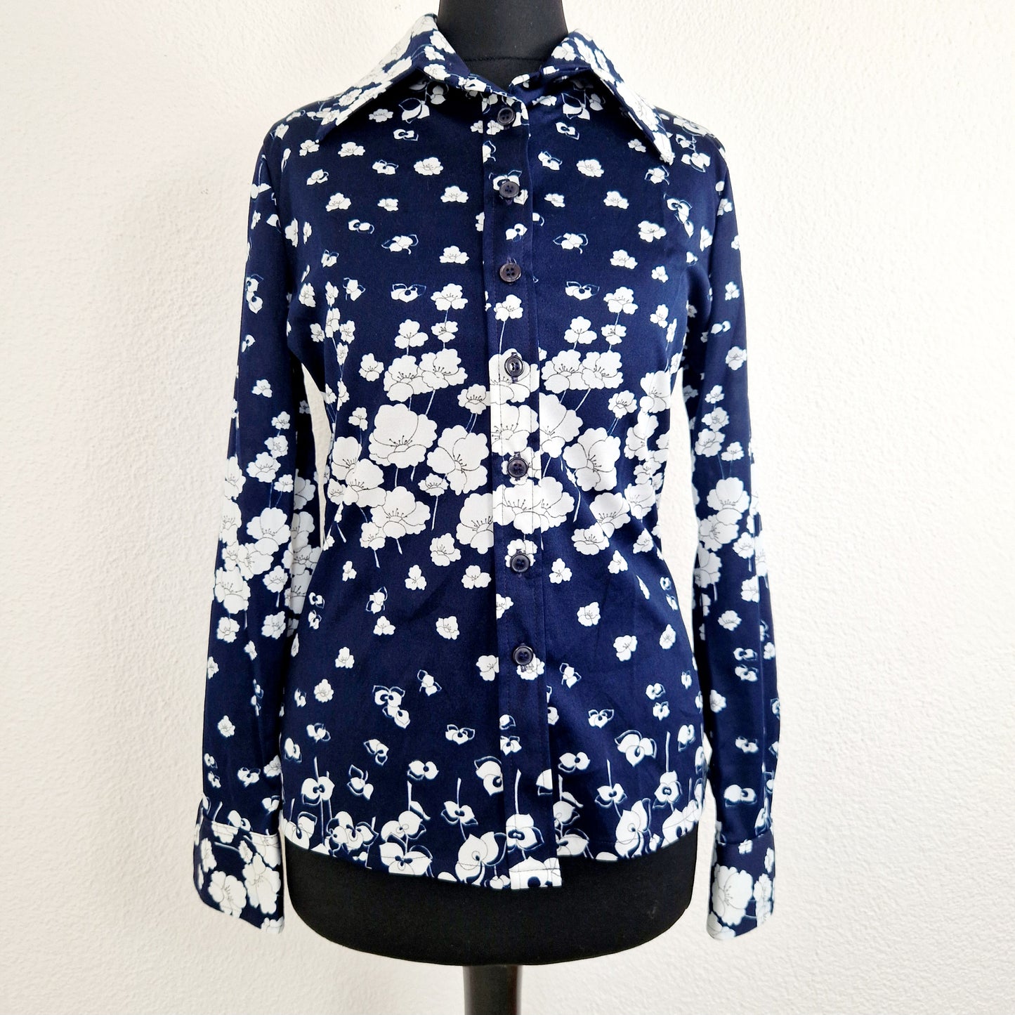 Einzigartige und nachhaltige Vintage Bluse in dunkelblau-weiss mit Blumen. Unique and sustainable vintage blouse in dark blue-white with flowers. Front.