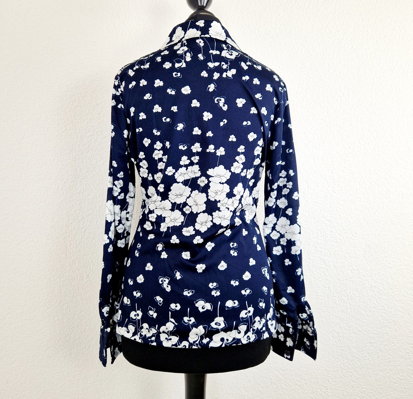 Einzigartige und nachhaltige Vintage Bluse in dunkelblau-weiss mit Blumen. Unique and sustainable vintage blouse in dark blue-white with flowers. Back.