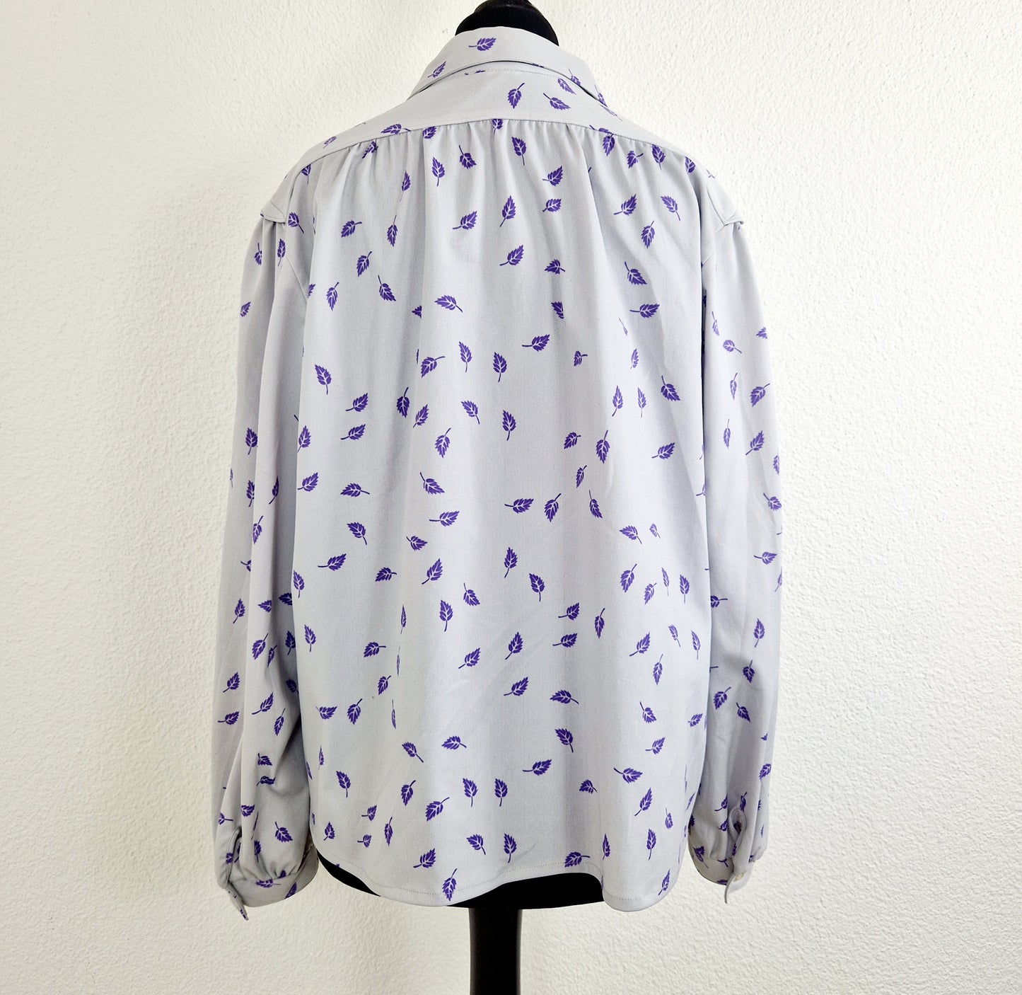 Einzigartige und nachhaltige Vintage Bluse in hellgrau-violett mit Blättern. Unique and sustainable vintage blouse in light grey-purple with leaves. Back.
