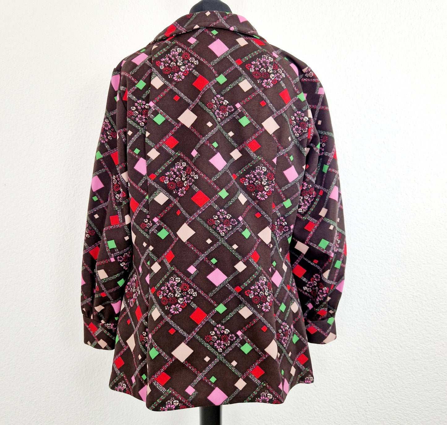 Einzigartige und nachhaltige Vintage Bluse in braun mit Vierecken. Unique and sustainable vintage blouse in brown with squares. Back.