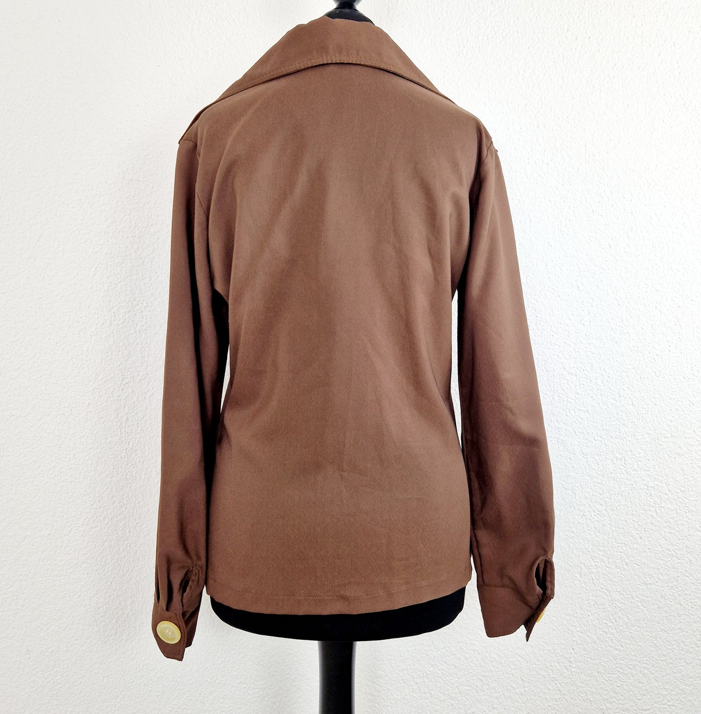 Einzigartige und nachhaltige Vintage Bluse in braun. Unique and sustainable vintage blouse in brown. Back.