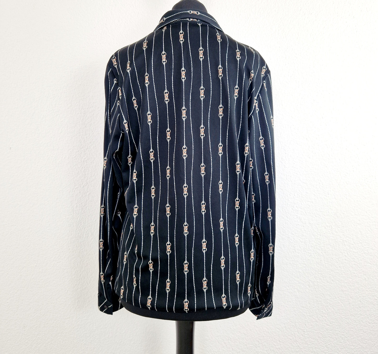 Einzigartige und nachhaltige Vintage Bluse in schwarz mit Reiterdetails. Unique and sustainable vintage blouse in black with horse riding details. Back.