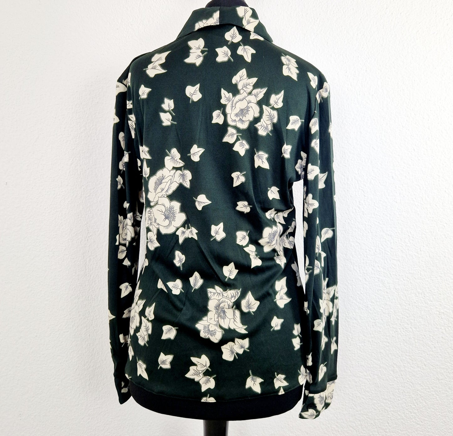 Einzigartige und nachhaltige Vintage Bluse in schwarz-eierschale mit Efeu. Unique and sustainable vintage blouse in black-off-white with ivy. Back.