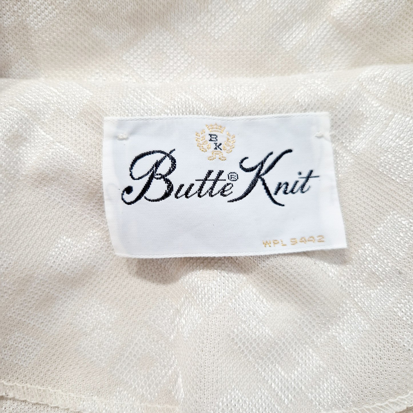 Einzigartige und nachhaltige Vintage Bluse in eierschale mit Vierecken. Unique and sustainable vintage blouse in off-white with squares. Tag.