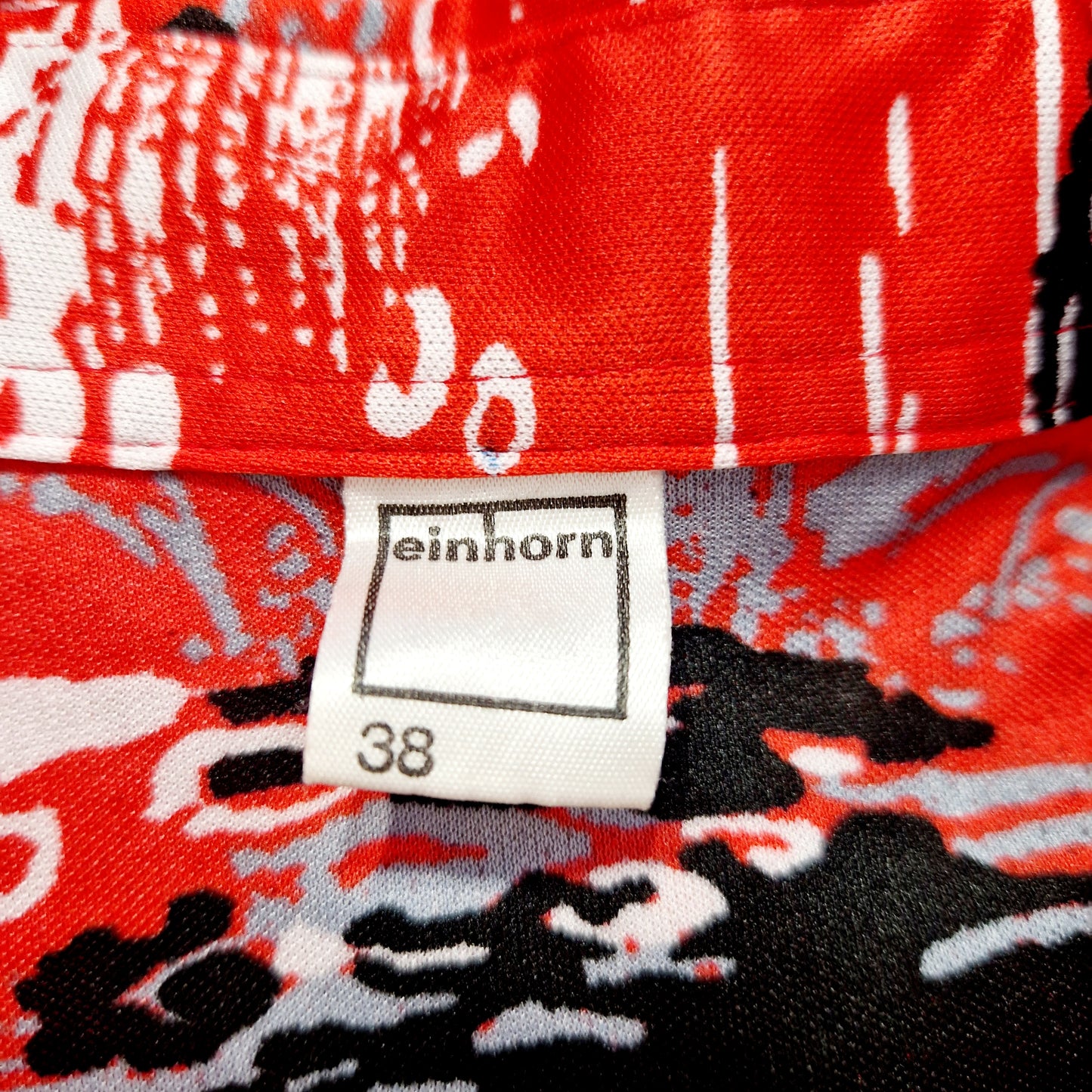 Einzigartige und nachhaltige Vintage Bluse in rot mit Blumen und Vögeln. Unique and sustainable vintage blouse in red with flowers and birds. Tag.