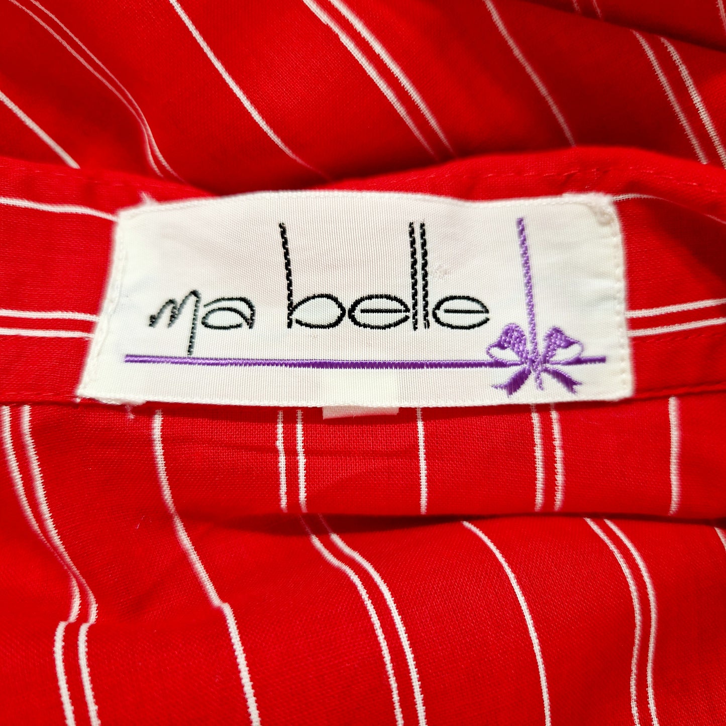 Einzigartige und nachhaltige Vintage Bluse in rot-weiss mit Streifen. Unique and sustainable vintage blouse in red-white with stripes. Tag.