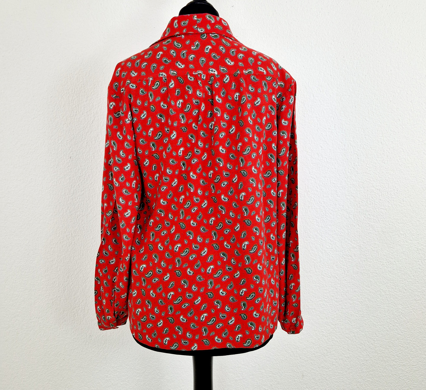 Einzigartige und nachhaltige Vintage Bluse in rot mit Paisley-Muster. Unique and sustainable vintage blouse in red with paisley pattern. Back.