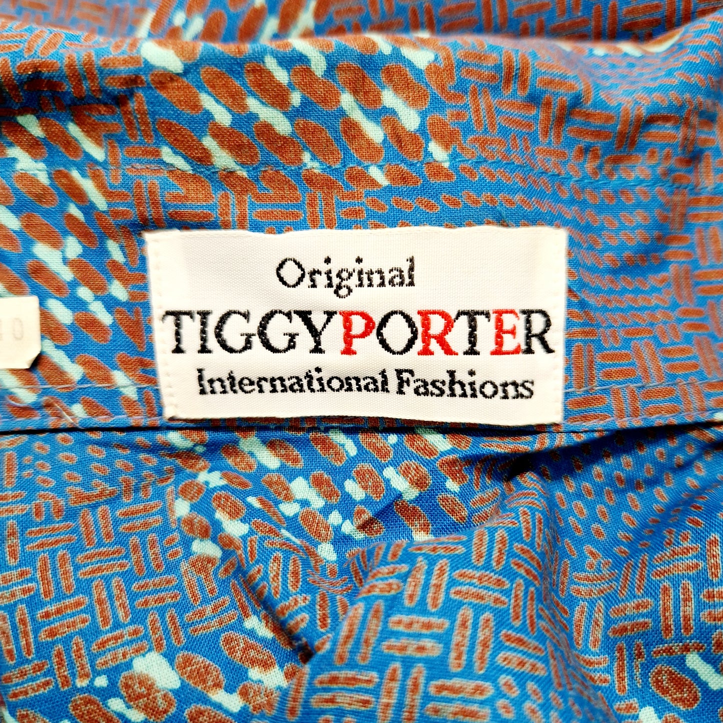 Einzigartige und nachhaltige Vintage Bluse in blau-braun-mint, geometrisch. Unique and sustainable vintage blouse in blue-brown-mint, geometric. Tag.