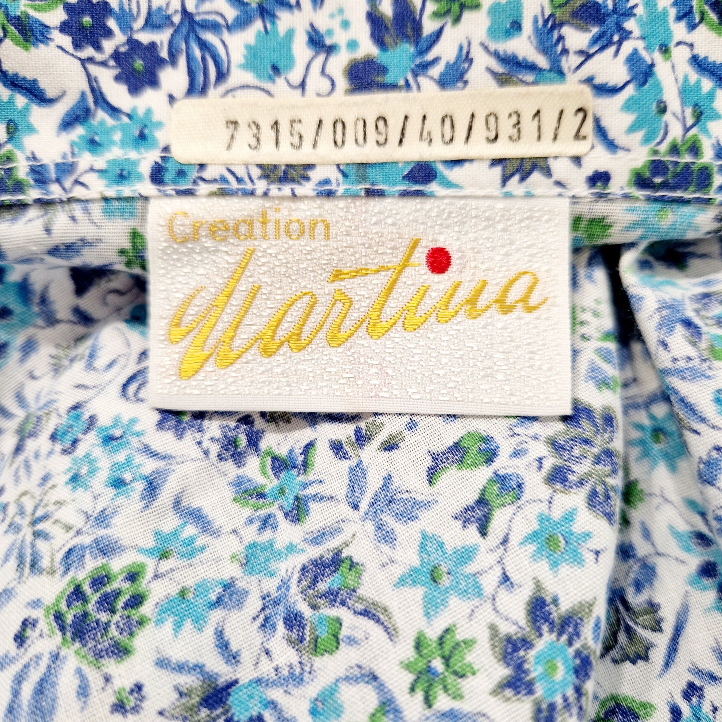 Einzigartige und nachhaltige Vintage Bluse in blau-türkis-weiss mit Blumen. Unique and sustainable vintage blouse in blue-turquoise-white with flowers. Tag.