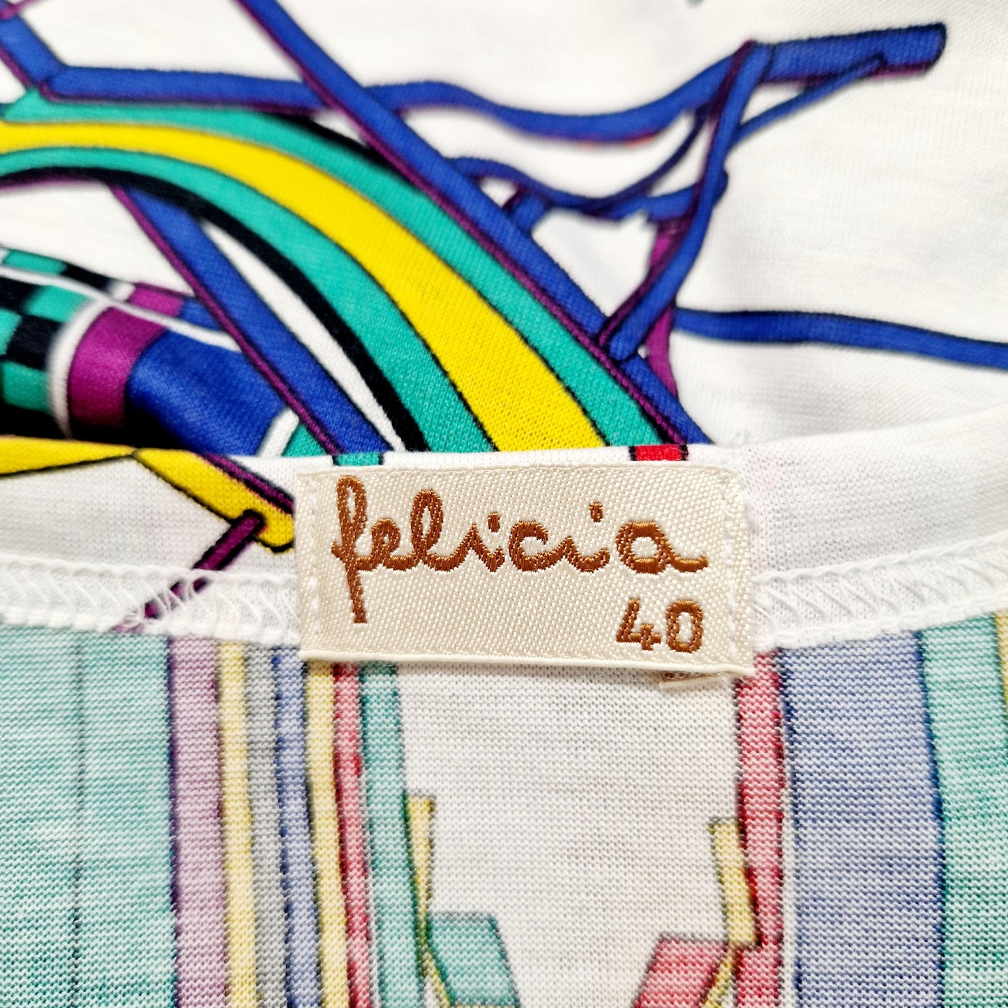 Einzigartiges und nachhaltiges Vintage T-Shirt in weiss-rot-grün, mit Liegestühlen. Tag.