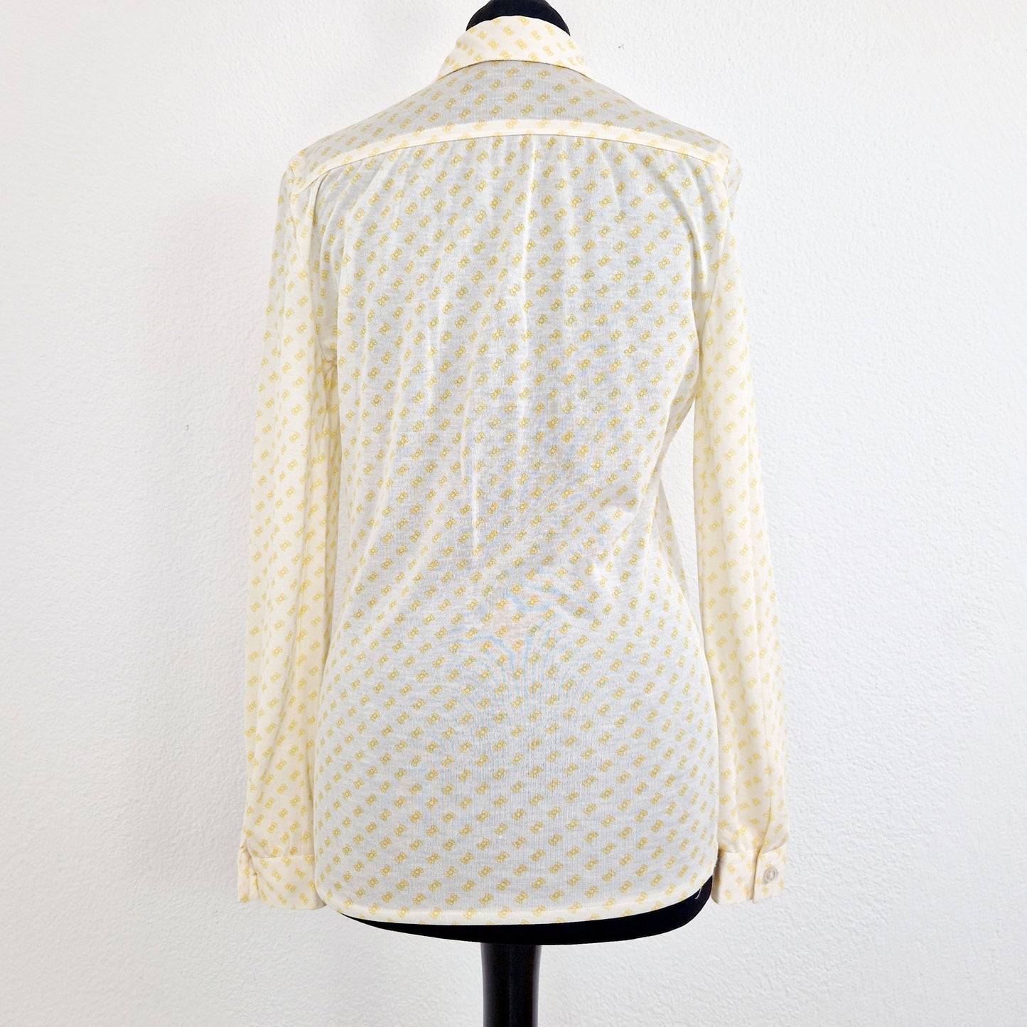 Einzigartige und nachhaltige Vintage Bluse in eierschale-gelb mit Maschen. Unique and sustainable vintage blouse in off-white-yellow with bows. Back.