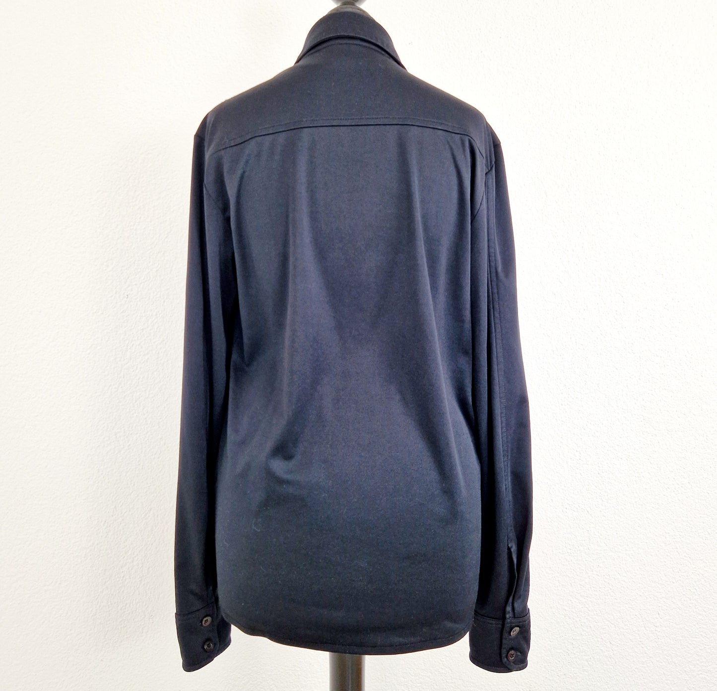 Einzigartige und nachhaltige Vintage Bluse in schwarz. Unique and sustainable vintage blouse in black. Back.