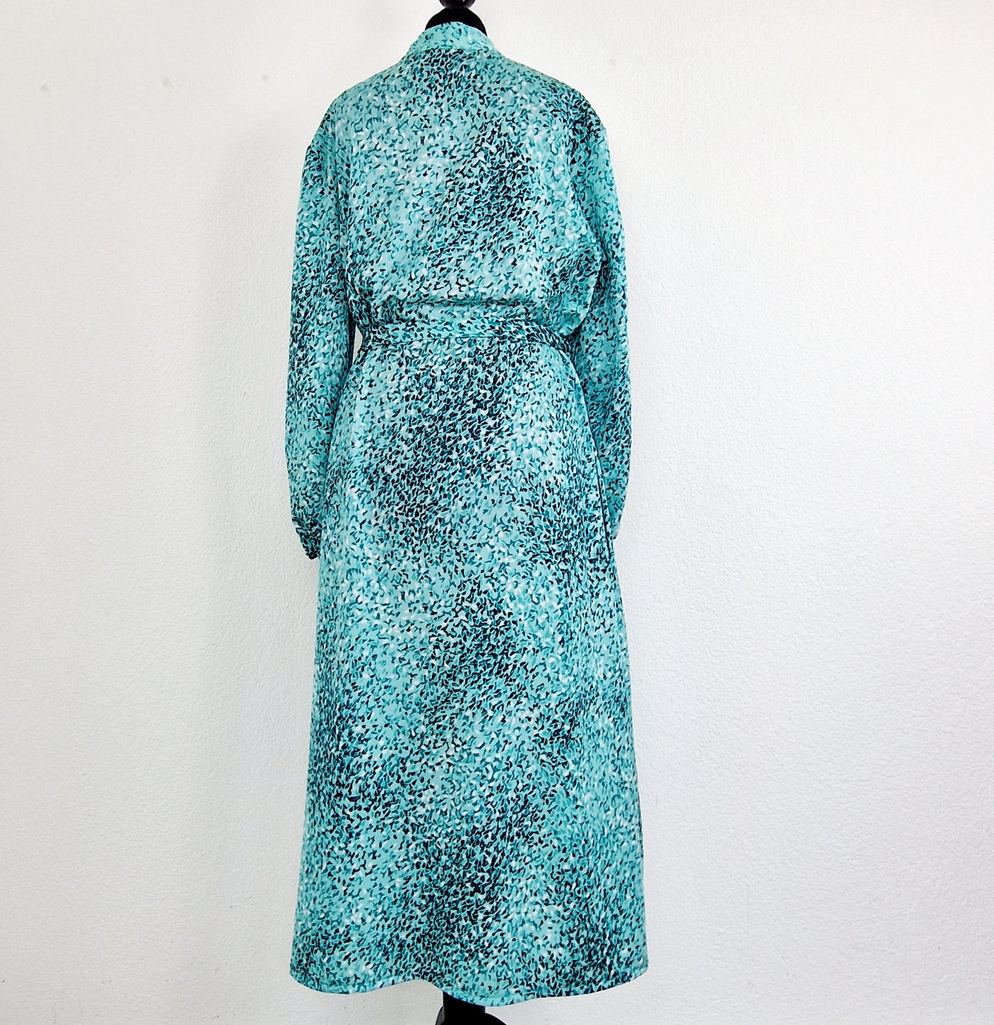 Einzigartiges und nachhaltiges Vintage Kleid in grün-weiss mit Gürtel. Unique and sustainable vintage dress in green-white with a belt. Back.