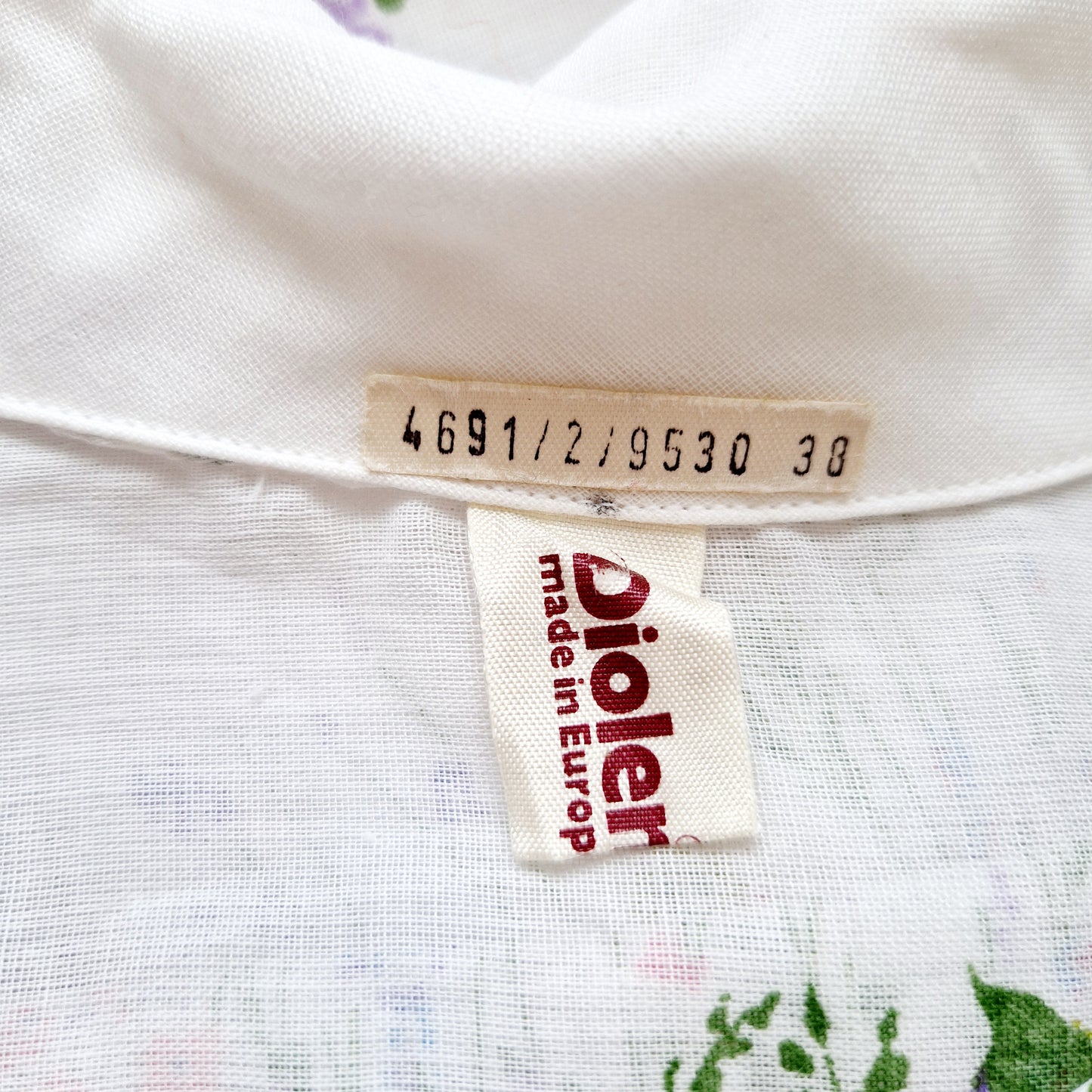 Einzigartige und nachhaltige Vintage Bluse mit Blumenwiese. Unique and sustainable vintage blouse with 	wildflower meadow. Tag.