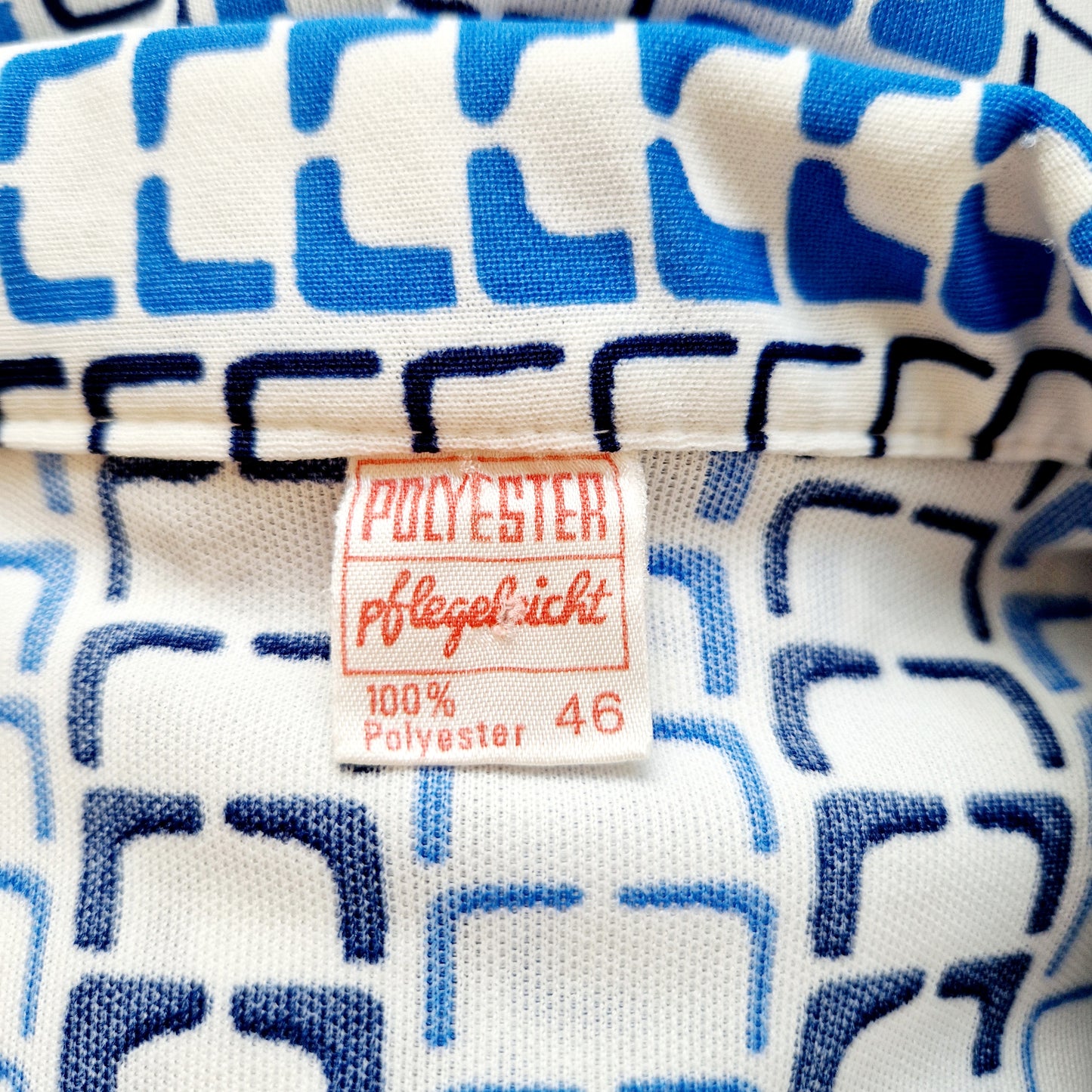 Einzigartie und nachhaltige Vintage Bluse in weiss-blau, geometrisch. Unique and sustainable vintage blouse in white-blue, geometrisch pattern. Tag.