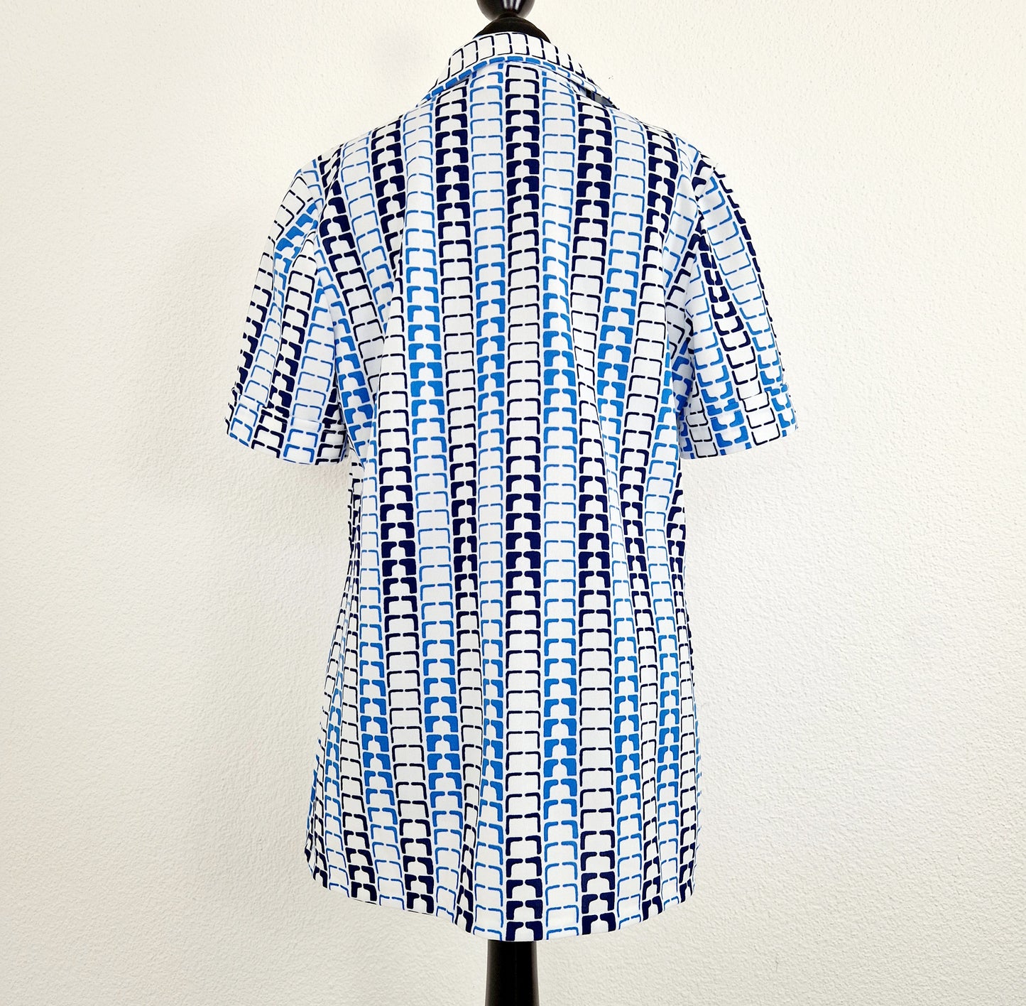 Einzigartie und nachhaltige Vintage Bluse in weiss-blau, geometrisch. Unique and sustainable vintage blouse in white-blue, geometrisch pattern. Back.