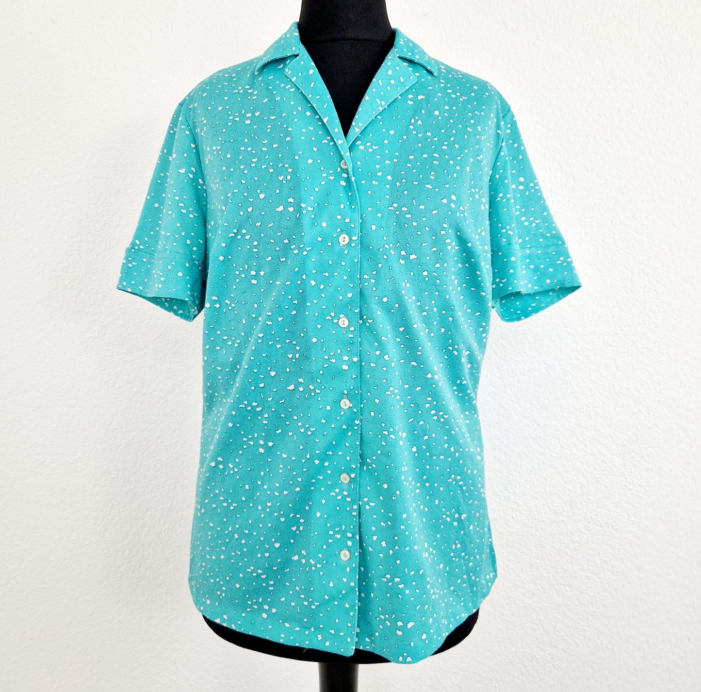 Einzigartige und nachhaltige Vintage Bluse in minttürkis mit Klecksen. Unique and sustainable vintage blouse in mint turquois with blurs. Front.