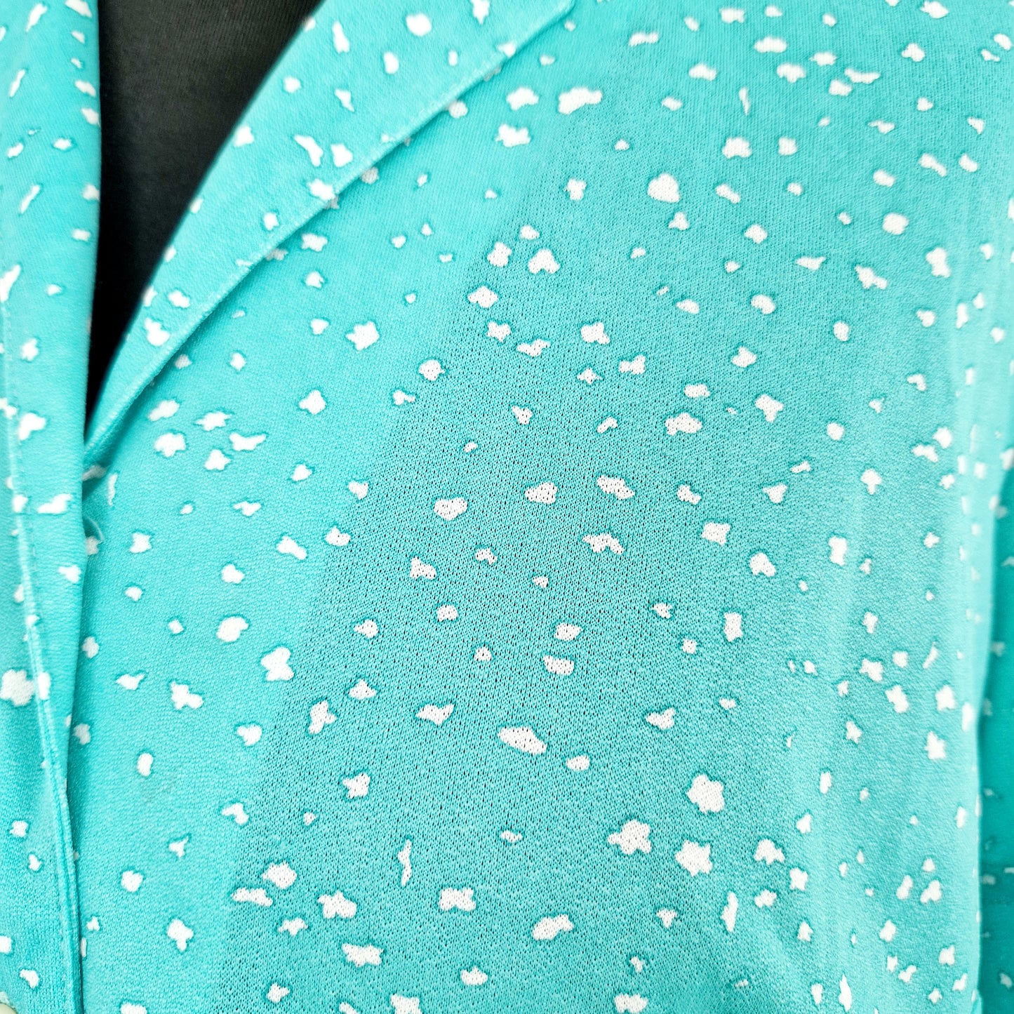 Einzigartige und nachhaltige Vintage Bluse in minttürkis mit Klecksen. Unique and sustainable vintage blouse in mint turquois with blurs. Close-up.