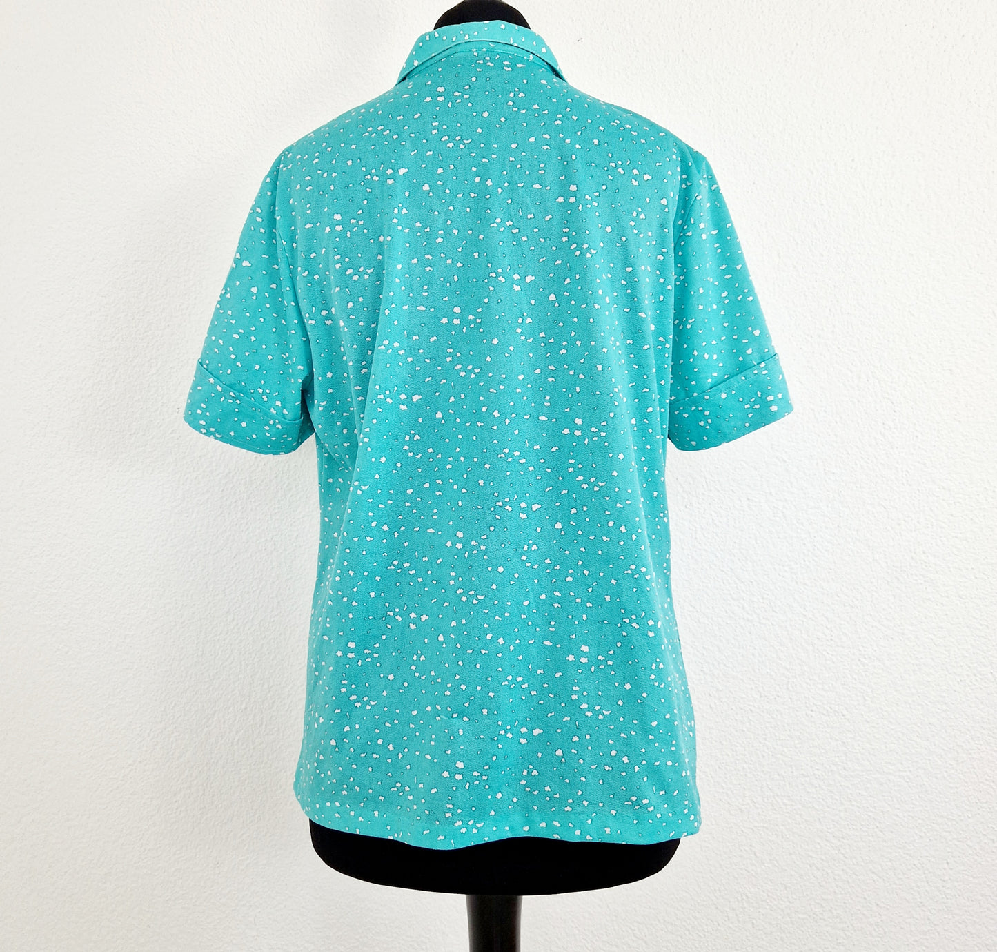 Einzigartige und nachhaltige Vintage Bluse in minttürkis mit Klecksen. Unique and sustainable vintage blouse in mint turquois with blurs. Back.