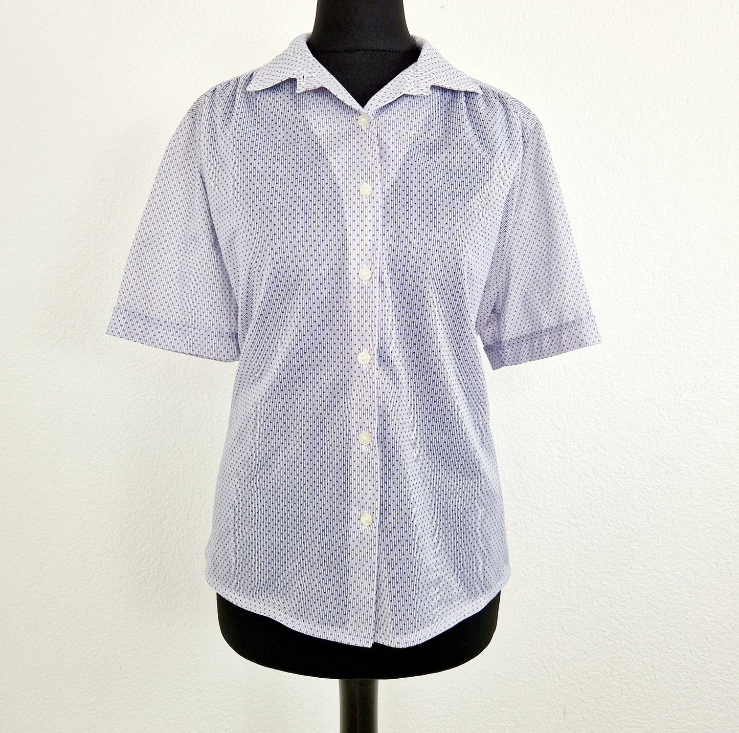 Einzigartige und nachhaltige Vintage Bluse, Kurzarm, in weiss-blau-grün mit Streifen und Punkten. Unique and sustainable vintage blouse, short sleeved, in white-blue-green with stripes and polka dots. Front.
