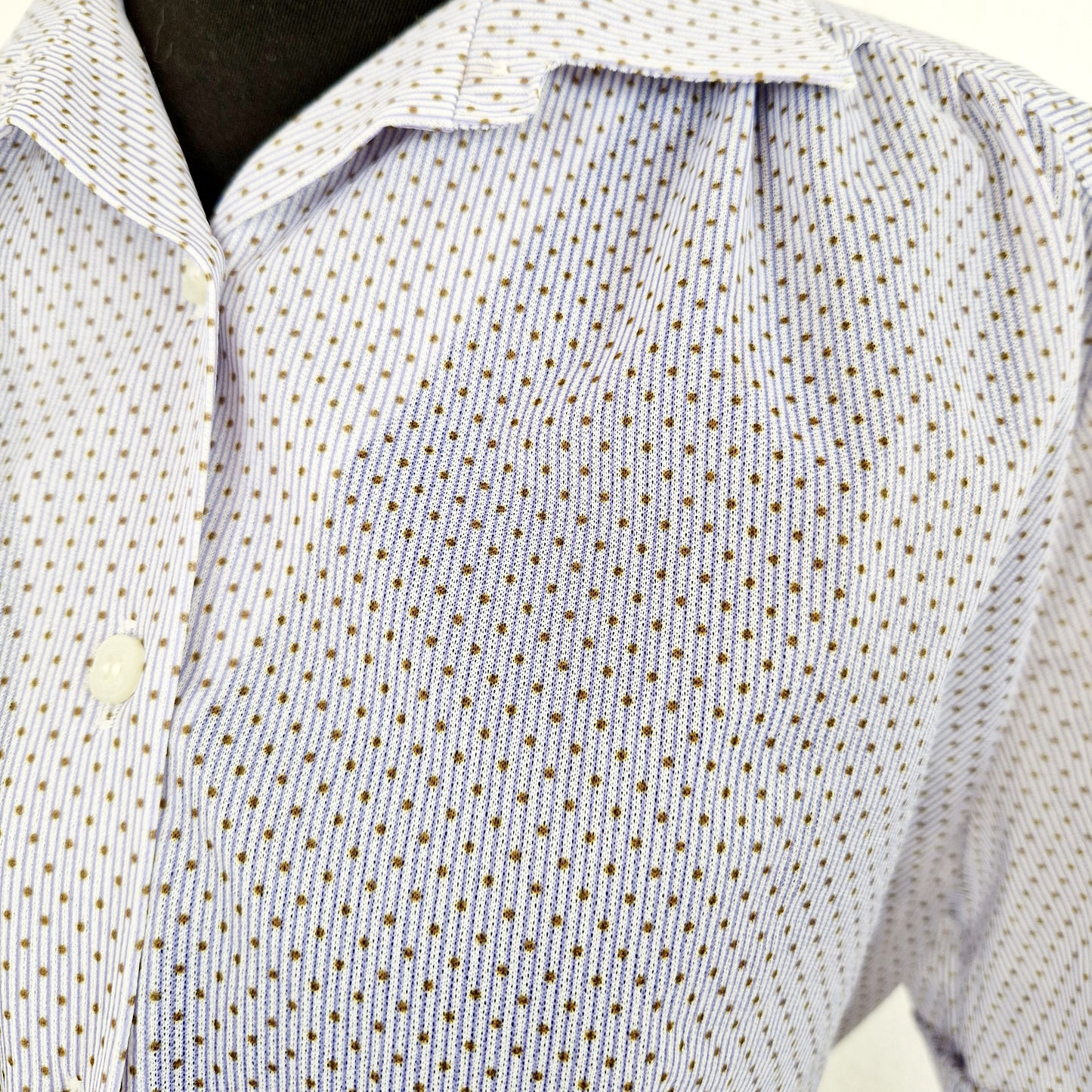 Einzigartige und nachhaltige Vintage Bluse, Kurzarm, in weiss-blau-grün mit Streifen und Punkten. Unique and sustainable vintage blouse, short sleeved, in white-blue-green with stripes and polka dots. Close-up.