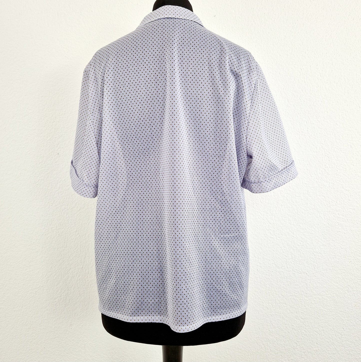 Einzigartige und nachhaltige Vintage Bluse, Kurzarm, in weiss-blau-grün mit Streifen und Punkten. Unique and sustainable vintage blouse, short sleeved, in white-blue-green with stripes and polka dots. Back.