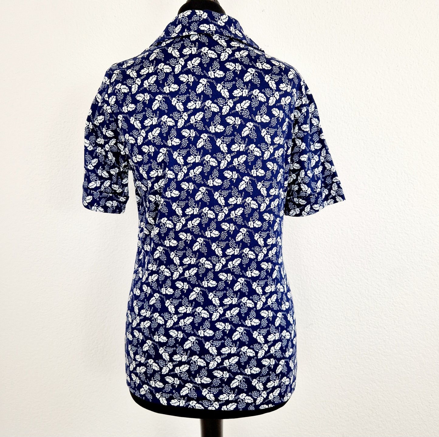 Einzigartige und nachhaltige Vintage Bluse in blau-weiss mit Blumen. Unique and sustainable vintage blouse in blue-white with flowers. Back.