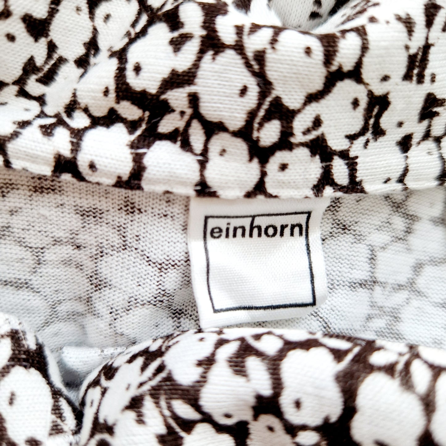 Einzigartige und nachhaltige Vintage Bluse in weiss-braun. Unique and sustainable vintage blouse in white-brown. Tag.