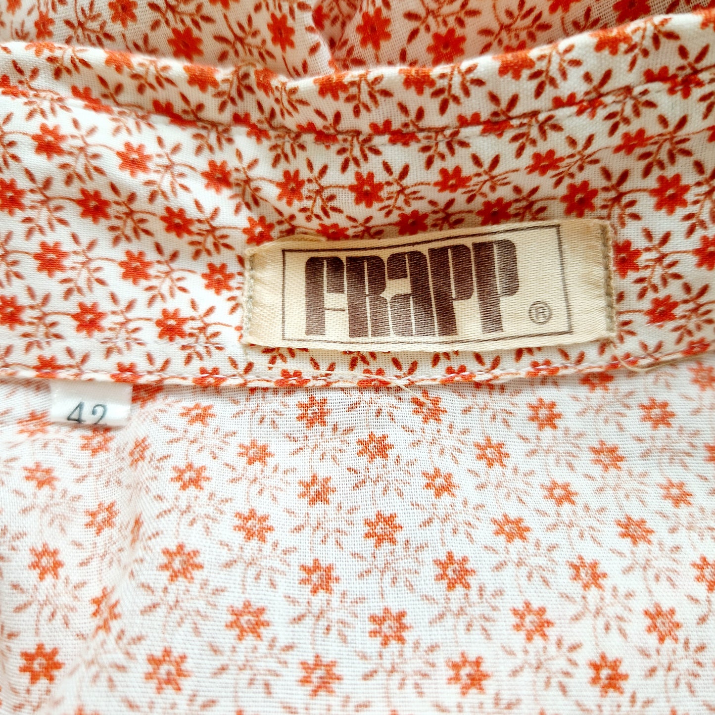 Einzigartige und nachhaltige Vintage Bluse in rot-braum mit Blumen. Unique and sustainable vintage blouse in red-brown with flowers. Tag.