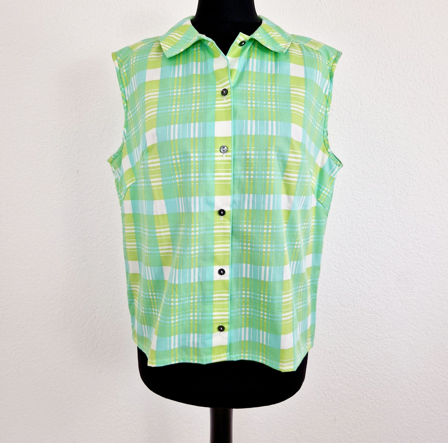 Einzigartiges und nachhaltiges Vintage Top in weiss-hellgrün-mint, kariert. Unique and sustainable vintage top in white-light green-min, checked. Front.