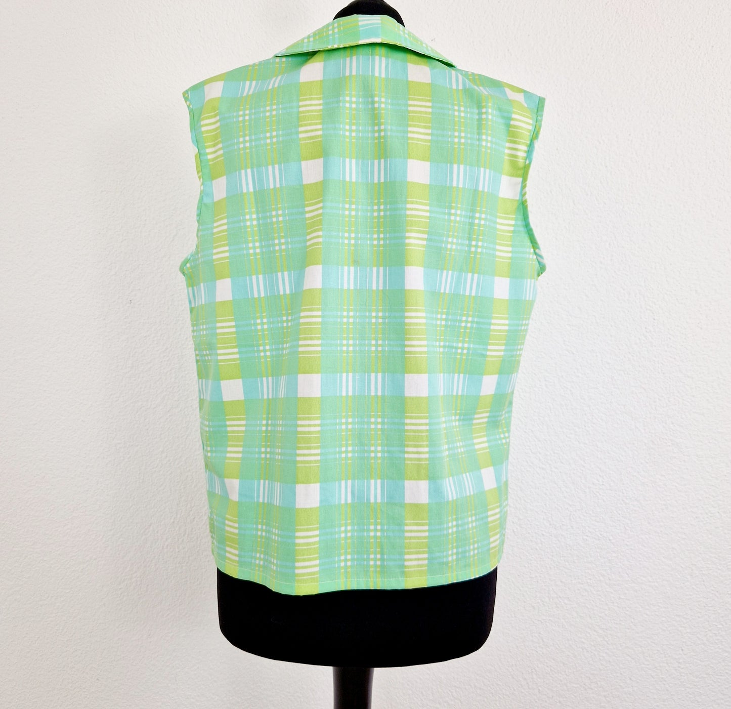 Einzigartiges und nachhaltiges Vintage Top in weiss-hellgrün-mint, kariert. Unique and sustainable vintage top in white-light green-min, checked. Back.
