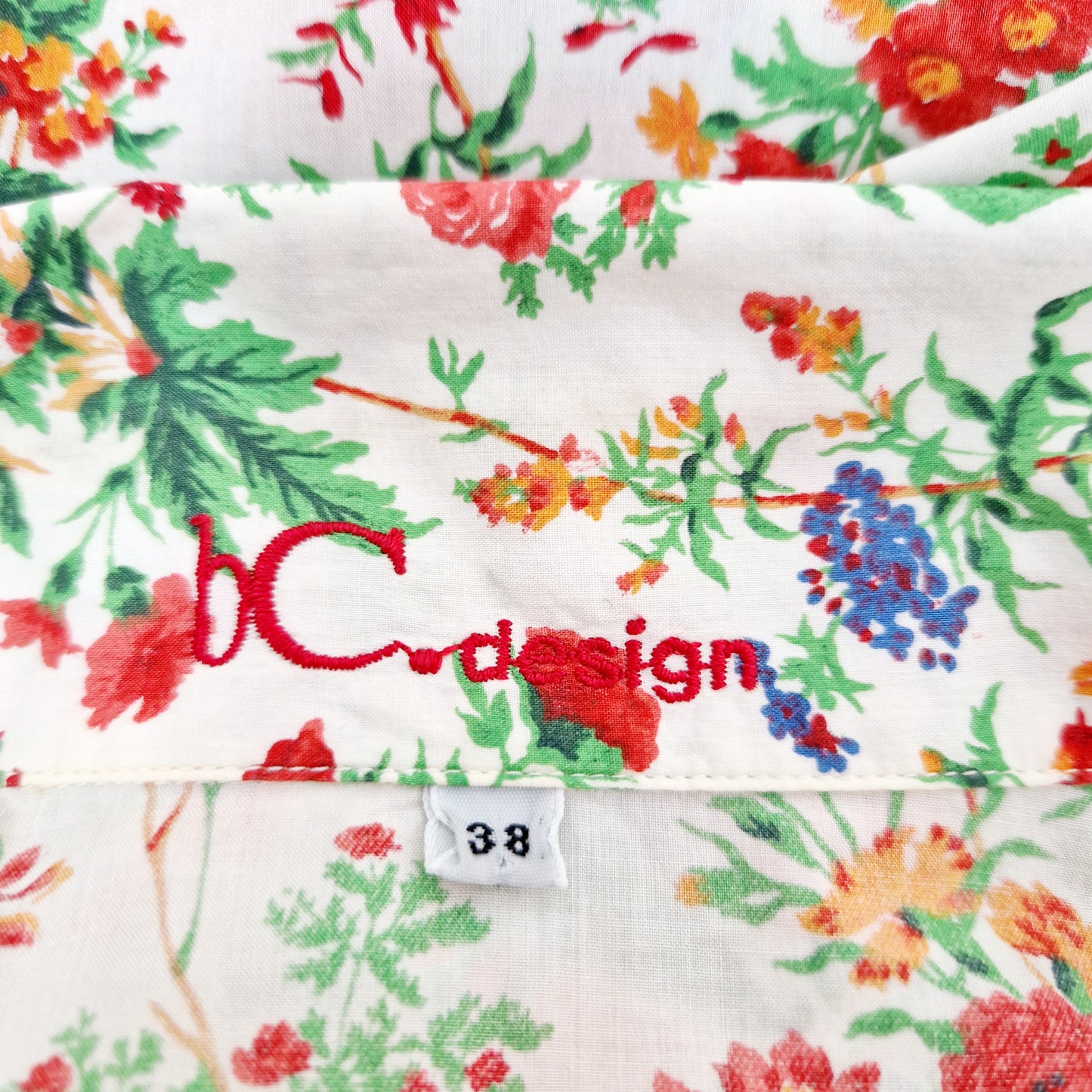 Einzigartige und nachhaltige Vintage Bluse in weiss-rot-grün mit Blumen. Unique and sustainable vintage blouse in white-red-green with flowers. Tag.