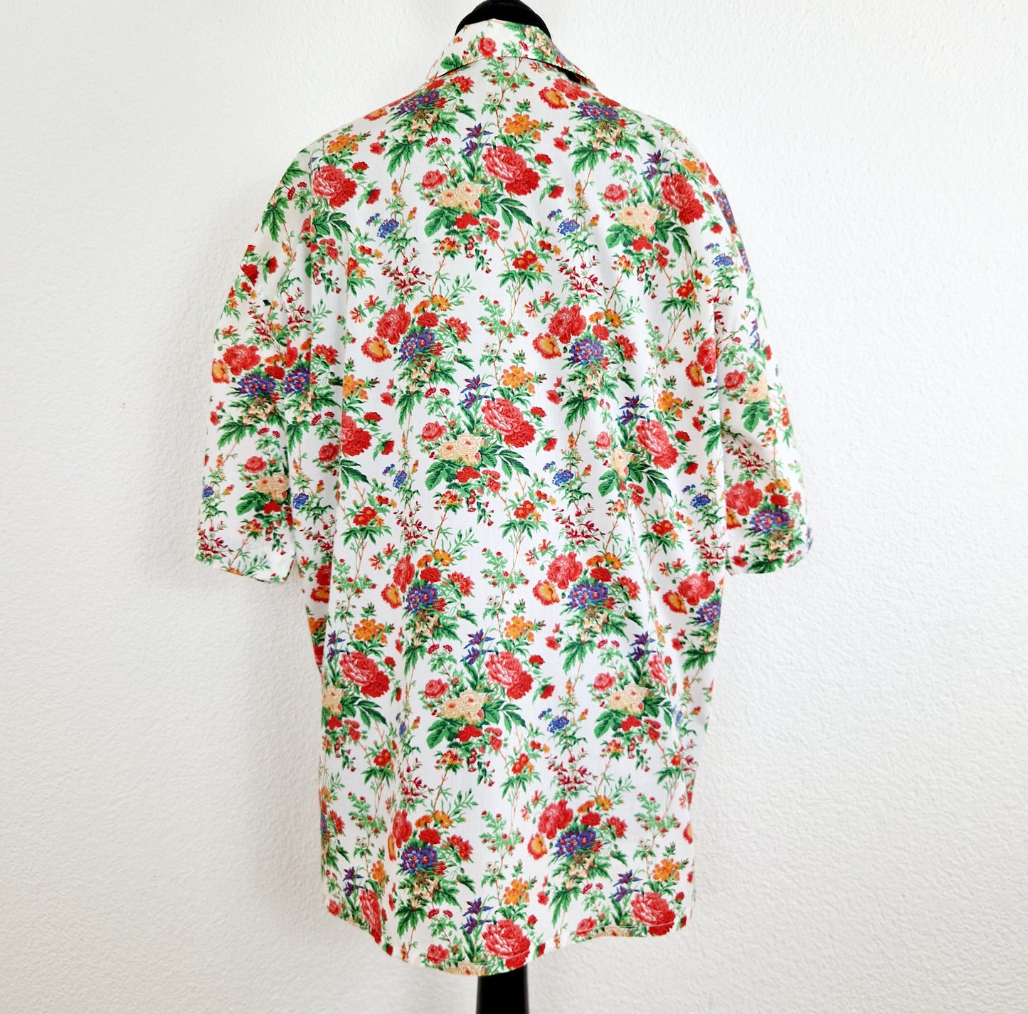 Einzigartige und nachhaltige Vintage Bluse in weiss-rot-grün mit Blumen. Unique and sustainable vintage blouse in white-red-green with flowers. Back.