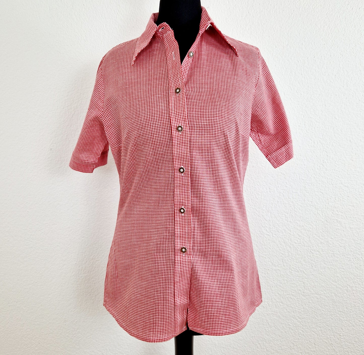 Einzigartige und nachhaltige Vintage Bluse, Kurzarm, rot-weiss, kariert. Unique and sustainable vintage blouse, short sleeves, checked. Front.
