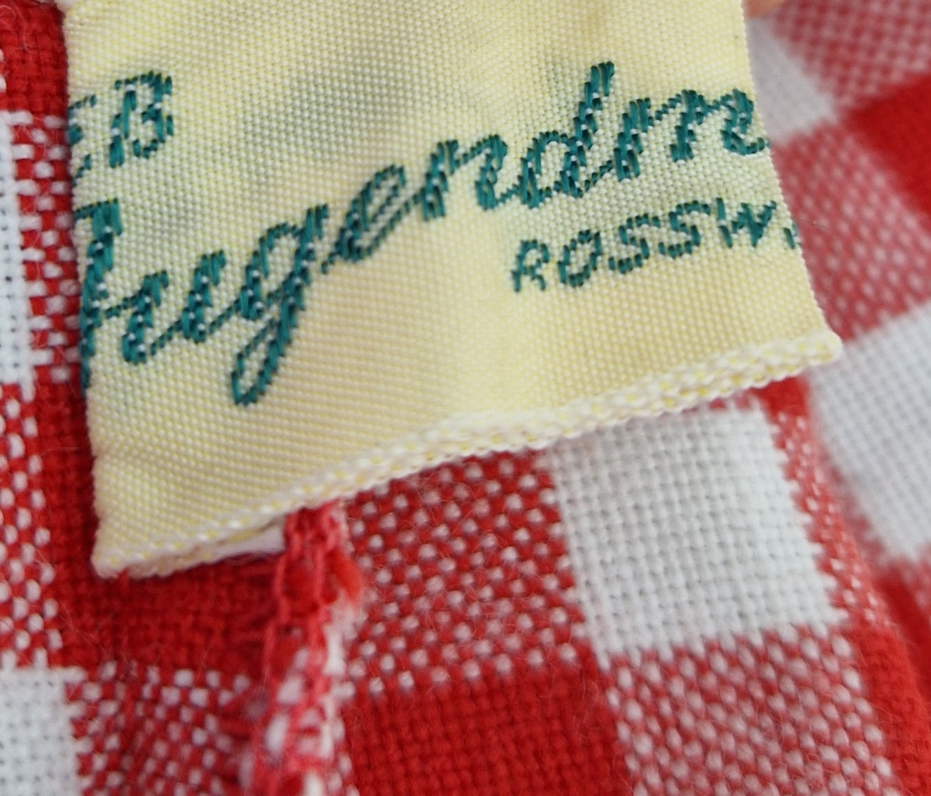 Einzigartige und nachhaltige Vintage Bluse, Kurzarm, in rot-weiss, kariert. Unique and sustainable vintage blouse, short sleeves, in red-white, checked. Tag.