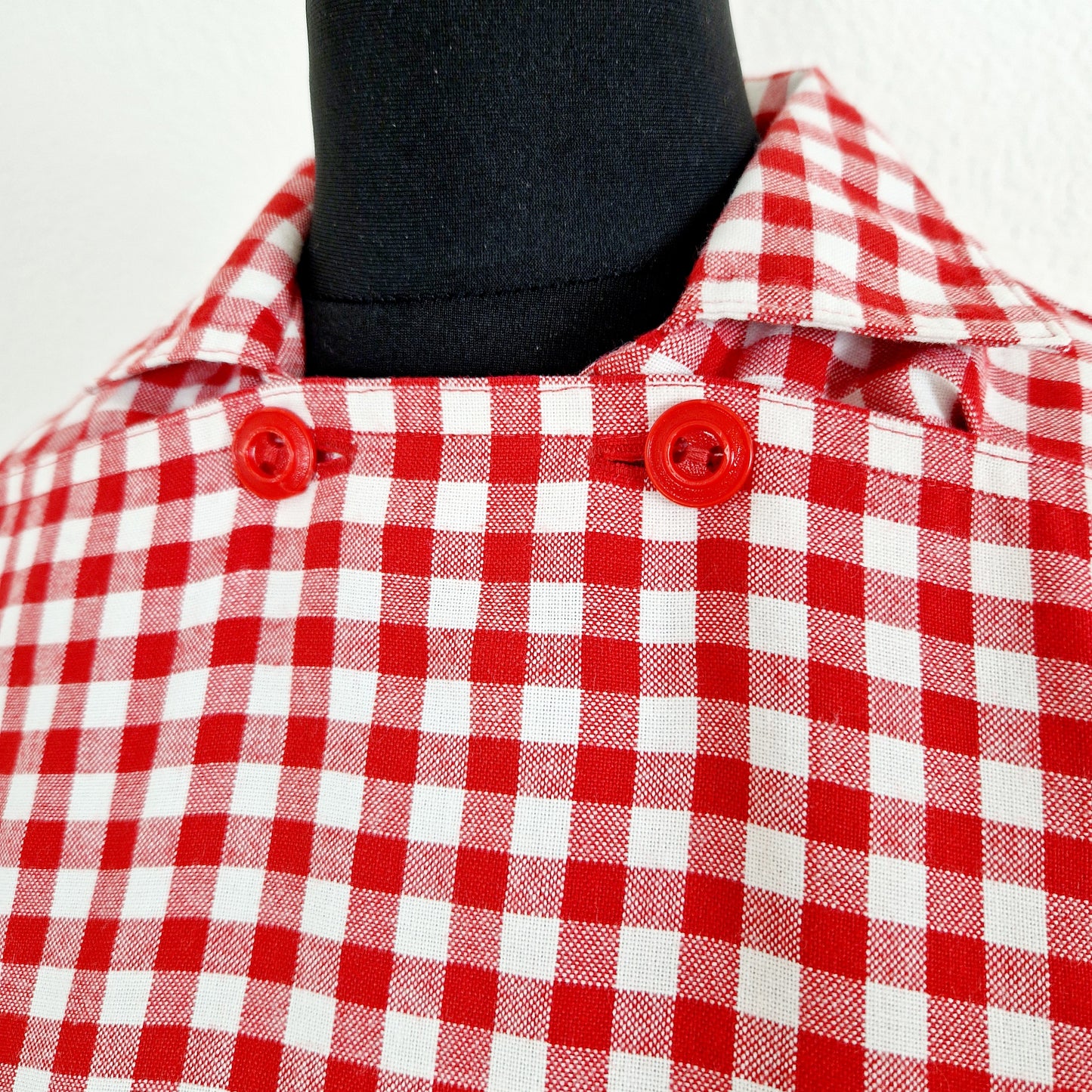 Einzigartige und nachhaltige Vintage Bluse, Kurzarm, in rot-weiss, kariert. Unique and sustainable vintage blouse, short sleeves, in red-white, checked. Close-up.