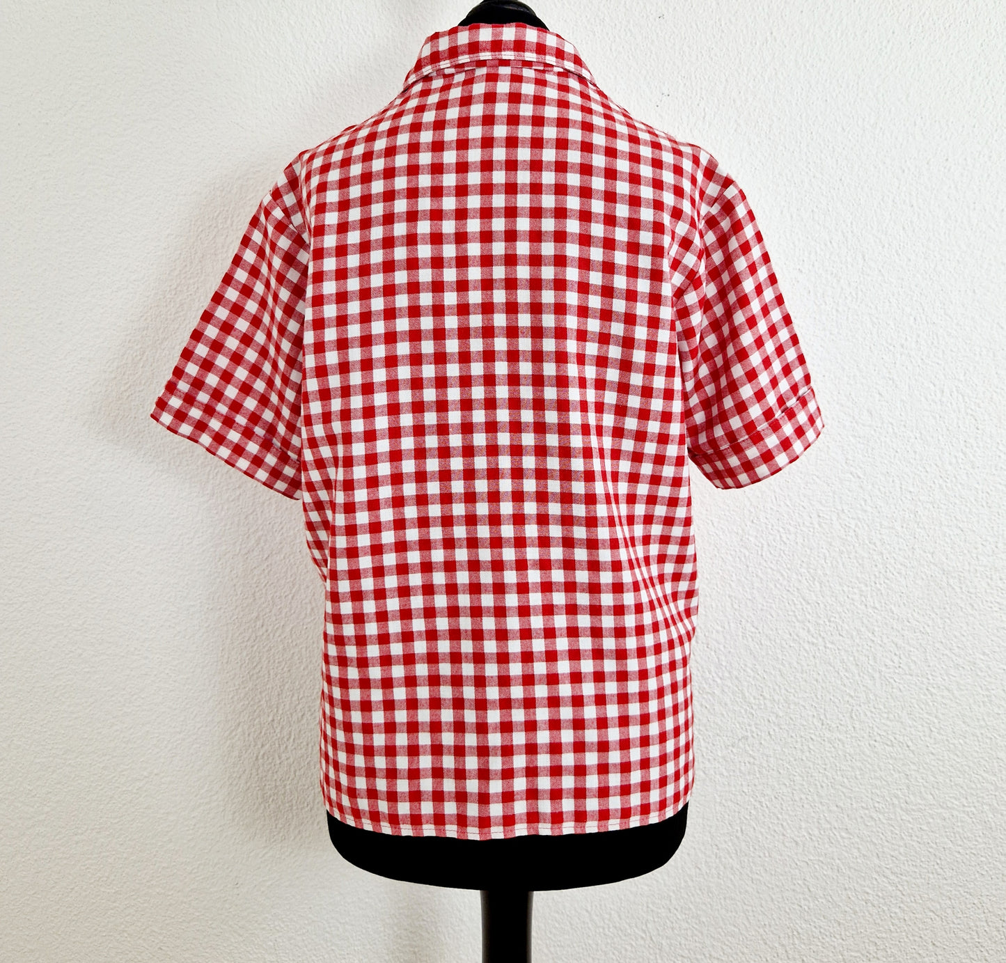 Einzigartige und nachhaltige Vintage Bluse, Kurzarm, in rot-weiss, kariert. Unique and sustainable vintage blouse, short sleeves, in red-white, checked. Back.