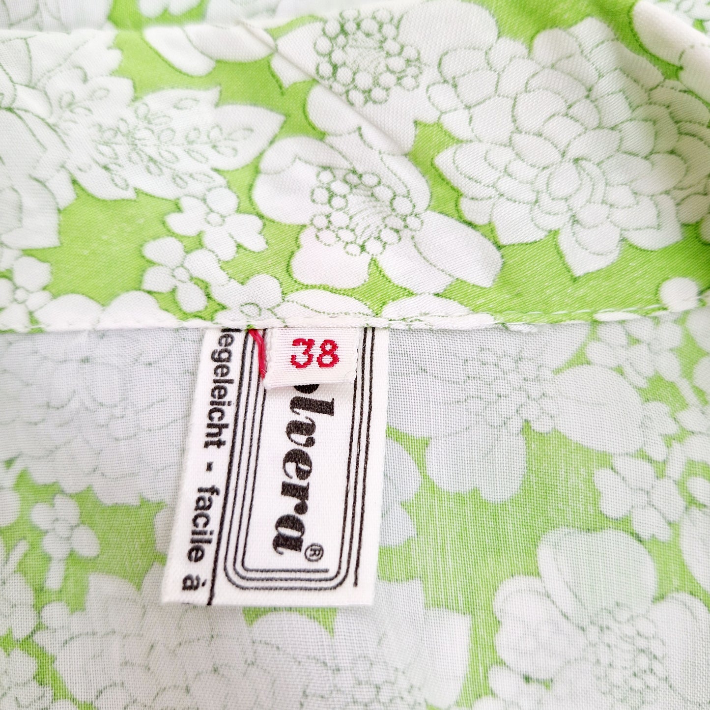 Einzigartiges und nachhaltiges Vintage Top in weiss-hellgrün mit Blumen. Unique and sustainable vintage top in white-light green with flowers. Tag.