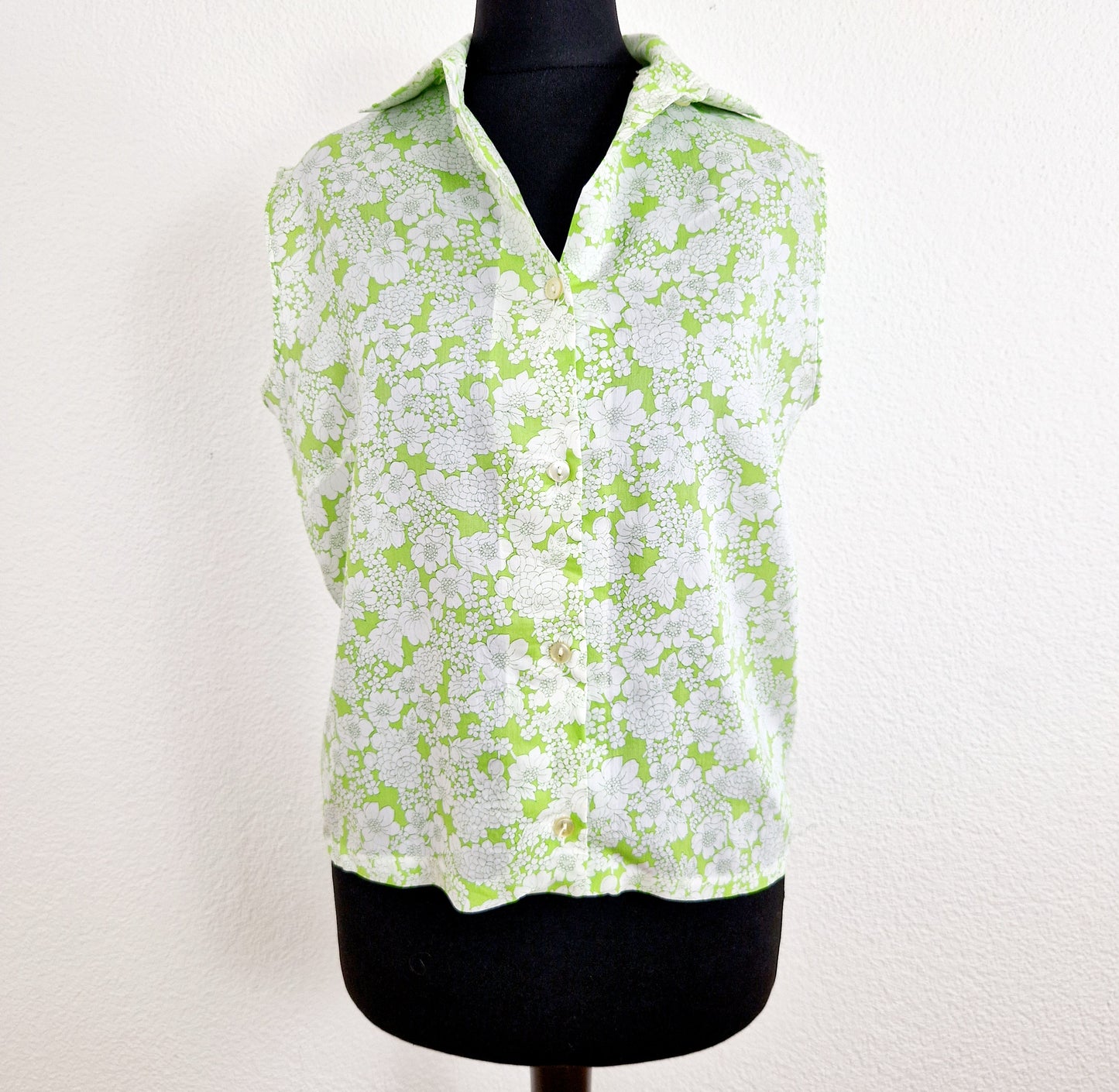 Einzigartiges und nachhaltiges Vintage Top in weiss-hellgrün mit Blumen. Unique and sustainable vintage top in white-light green with flowers. Front.