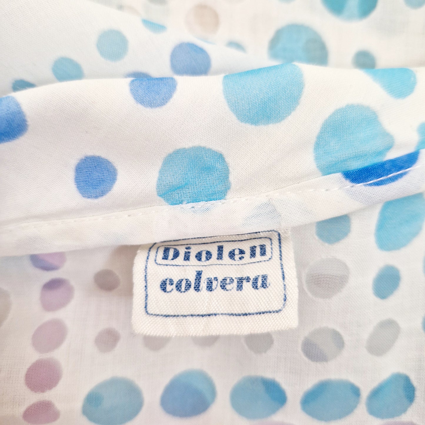 Einzigartige und nachhaltige Vintage Bluse in weiss-lila-hellblau mit Punkten. Unique vintage blouse in white-purple-light blue with polka dots. Tag.
