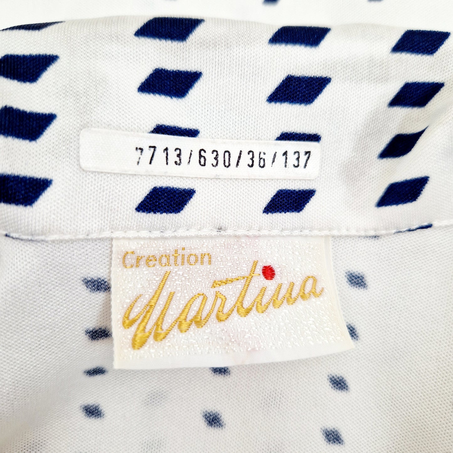 Einzigartiges und nachhaltiges Vintage Top in weiss-dunkelblau mit Rhomben. Unique and sustainable vintage top in white-dark blue with rhombs. Tag.