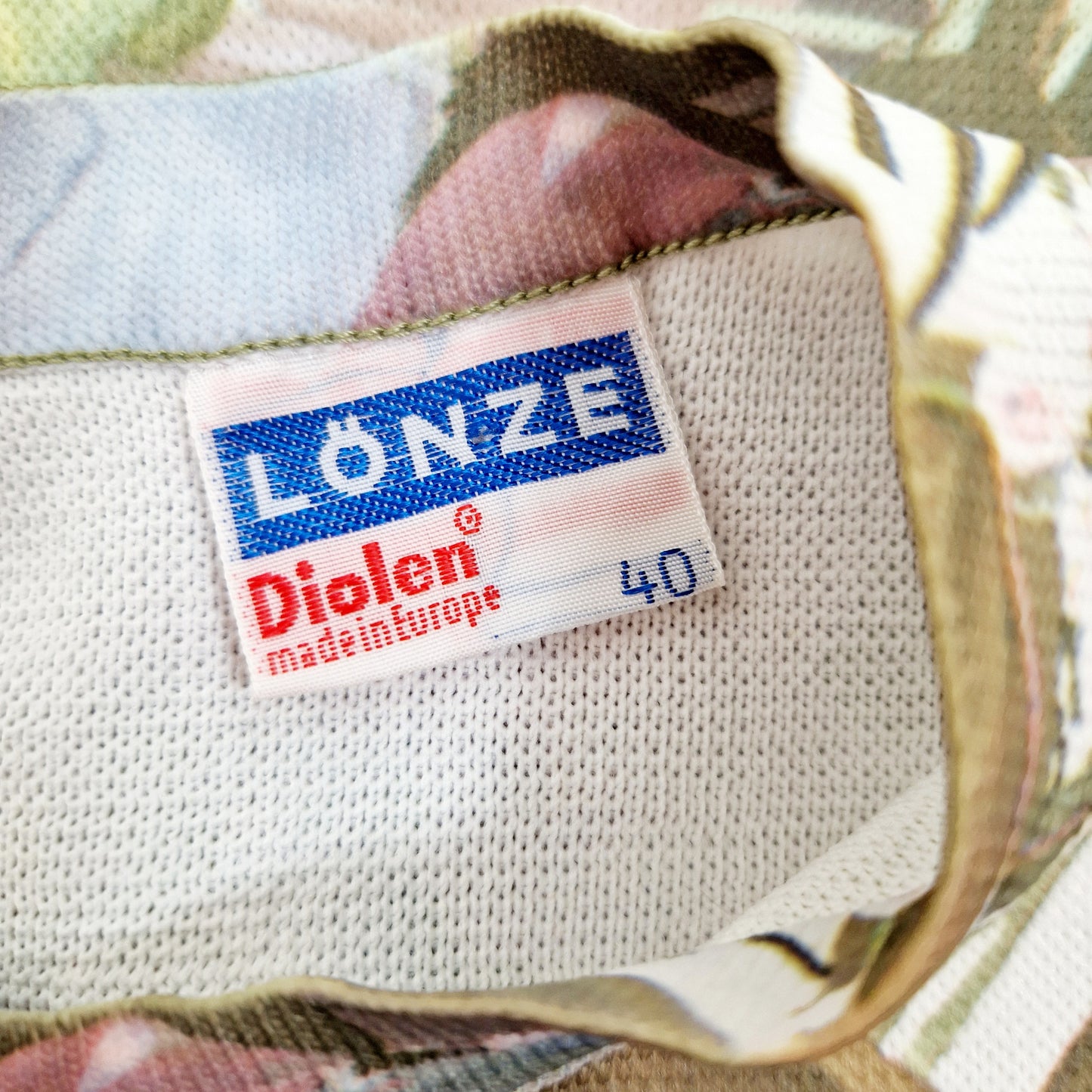 Einzigartiges und nachhaltiges Vintage Top in oliv-weiss-rosa mit Blumen. Unique and sustainable vintage top in olive-white-pink with flowers. Tag.