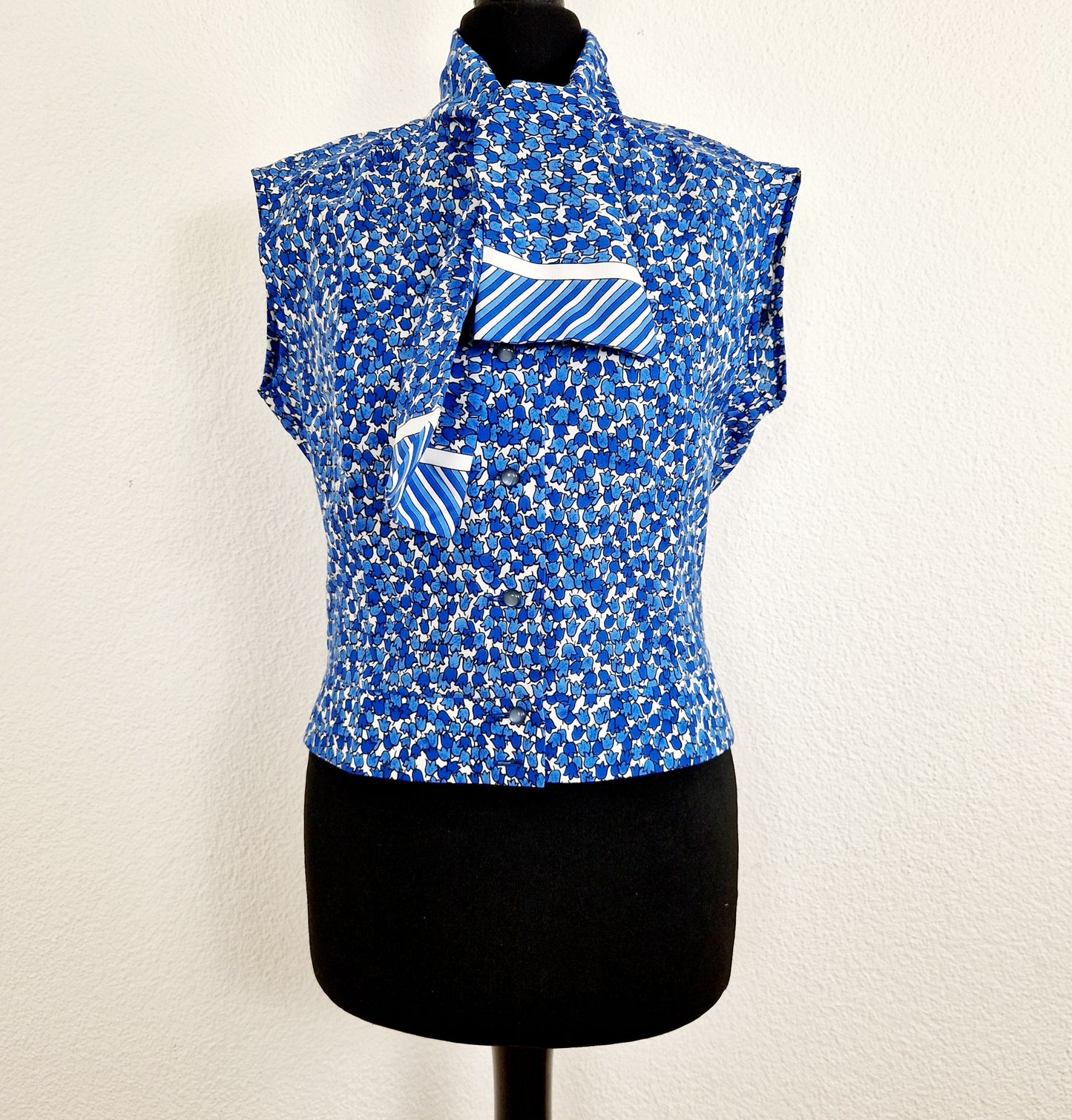Einzigartiges und nachhaltiges Vintage Top in blau-weiss mit Tulpen und Streifen und Schleife. Unique and sustainable vintage top in blue-white with tulips and stripes and a bow. Front.