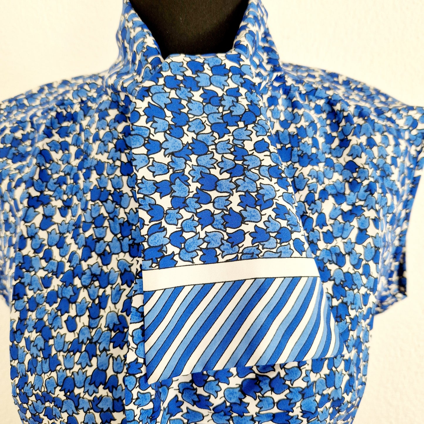 Einzigartiges und nachhaltiges Vintage Top in blau-weiss mit Tulpen und Streifen und Schleife. Unique and sustainable vintage top in blue-white with tulips and stripes and a bow. Close-up.