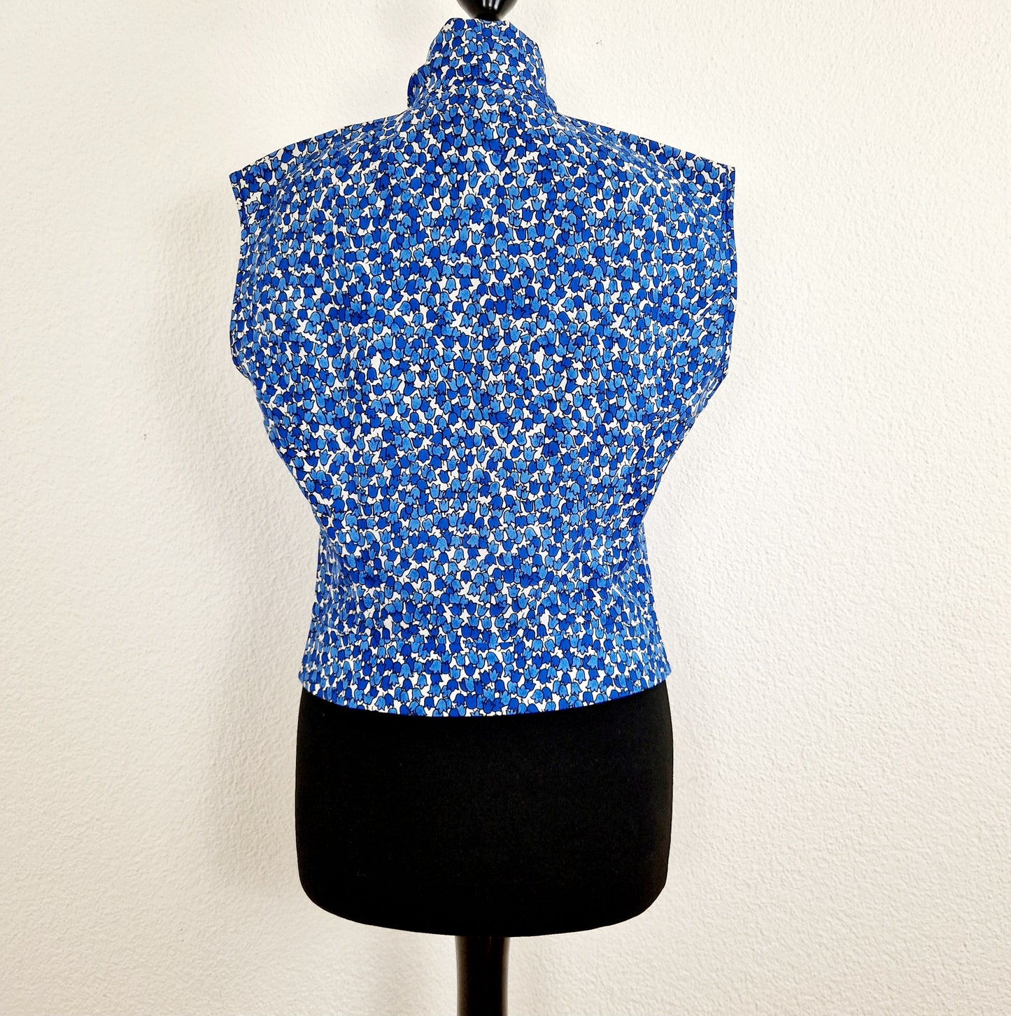 Einzigartiges und nachhaltiges Vintage Top in blau-weiss mit Tulpen und Streifen und Schleife. Unique and sustainable vintage top in blue-white with tulips and stripes and a bow. Back.