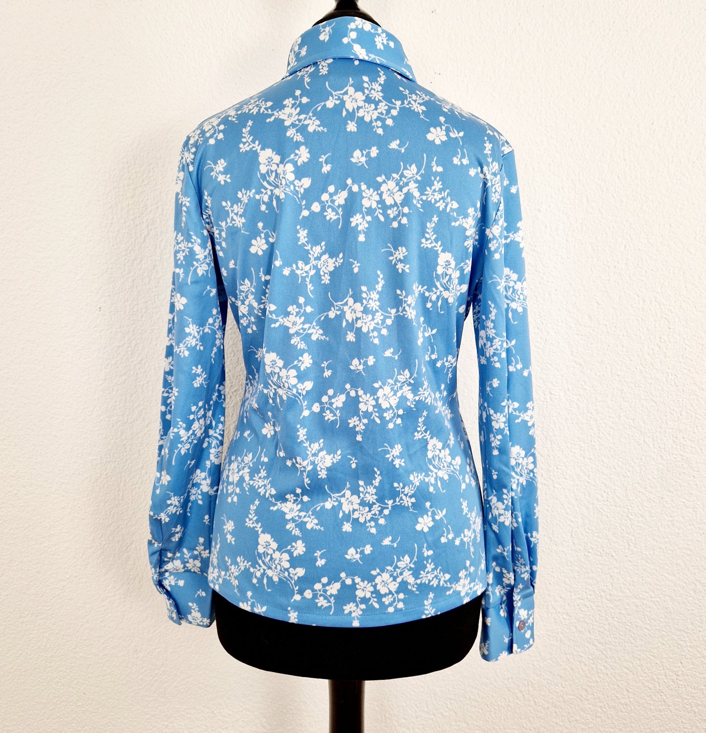 Einzigartige und nachhaltige Vintage Bluse in hellblau mit Blumen. Unique and sustainable vintage blouse in light blue with flowers. Back.