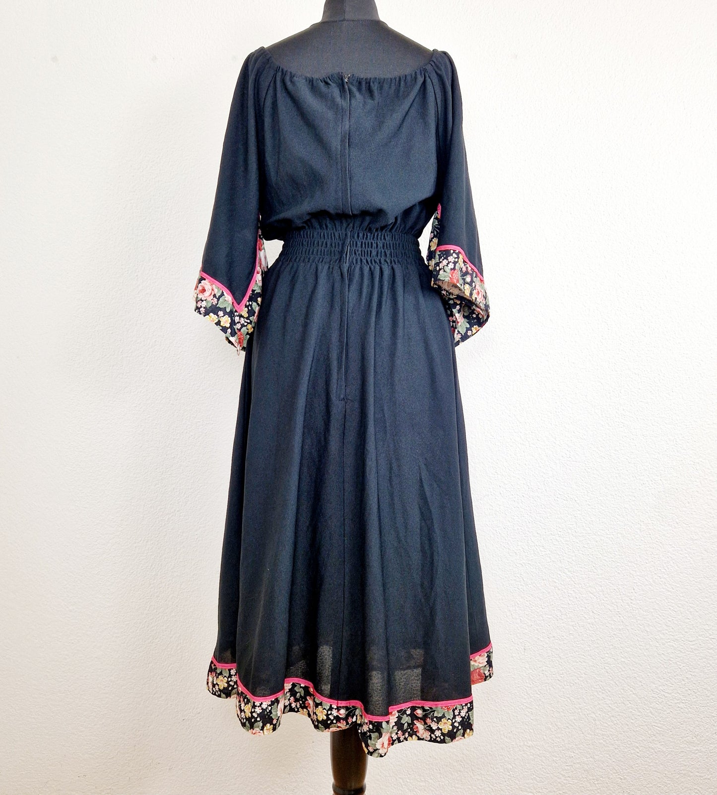 Einzigartiges und nachhaltiges Vintage Kleid in Schwarz mit Blumen und Trompetenärmeln. Unique and sustainable vintage dress in black with flowers and trompet sleeves. Back.
