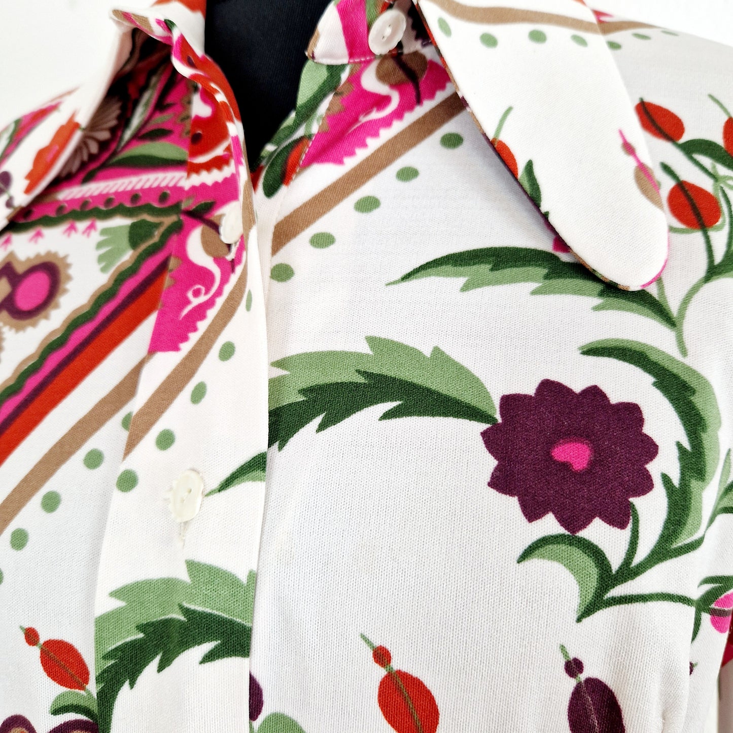 Einzigartiges und nachhaltiges Vintage Kleid in weiss-pink-grün mit Blumen. Unique and sustainable vintage dress in white-pink-green with flowers. Close-up.